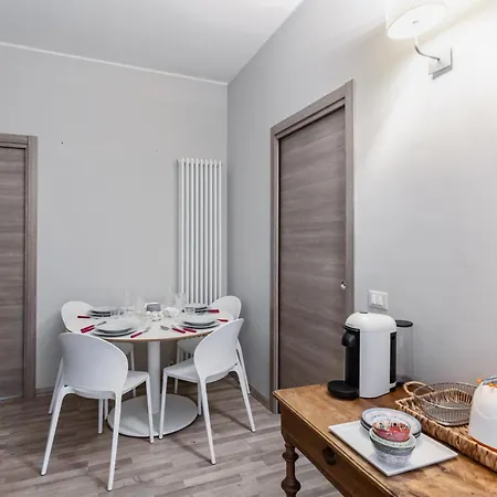 Casa Ugo - Center - By Host4u Pavia