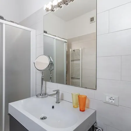 Casa Ugo - Center - By Host4u * Pavia